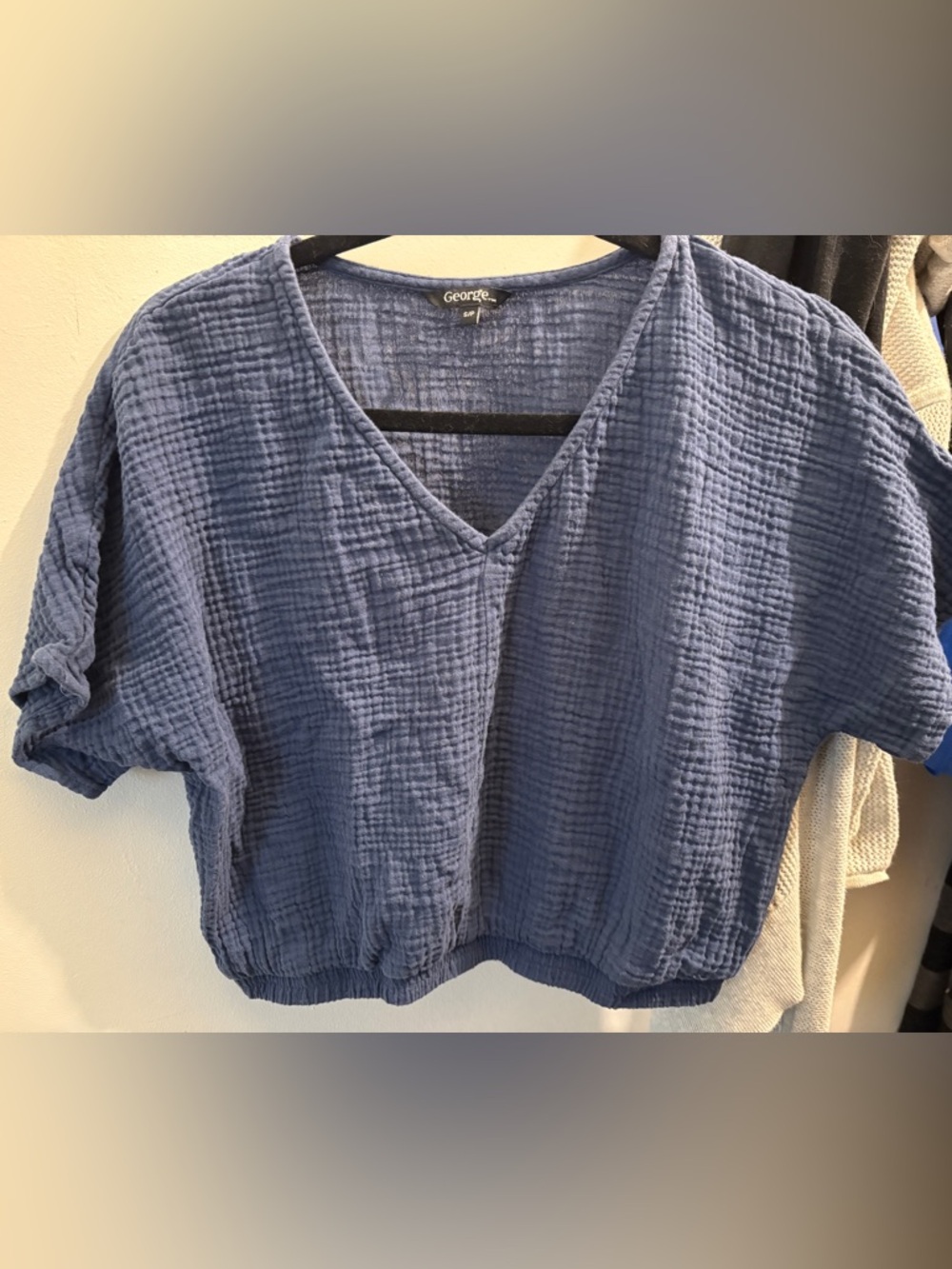 Woman’s  blue  Textured V-Neck Short Sleeve Elastic waist cropped Size Small